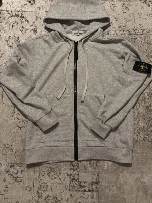 Stona lsland kofta - Säljer denna koftan pga för stor för mig är i väldigt bra skick då den är knappast använd.