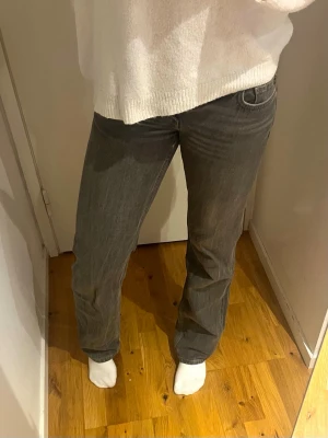 Grå raka jeans  - Säljer ett par grå jeans med rak passform. Köpta från weekday i storlek W25 L34. Mycket bra skick!!🤍