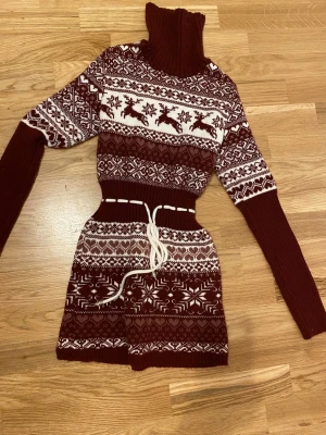 Kort stickad julklänning med mönster - Sista minuten julklänningen!! Väldigt kort på mig dock är ca s - xs. Klänningen står ingen strl på så gissar nog xs - xxs