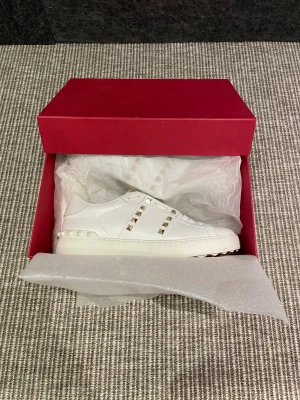 Valentino skor  - Hej! Säljer nu dessa valentino skor. Skorna är knappt använda. Nypris 7.000kr. Säljer för endast 2.200kr! Hör av dig vid frågor 