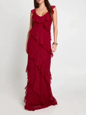 Röd balklänning med volanger  - Supersnygg röd långklänning med volanger, v-ringning och öppen rygg. Endast använd en gång 