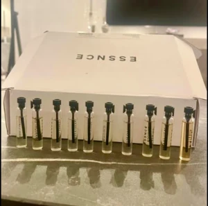 Essence parfymprover 10st - 10st Essence parfym tester med bla. deras fyra nyheter.  STRAWBERRY ECLAIR, CHERRYLICIOUS, EAU DE CARAMEL, BERRIES & CREAM, COCO ON THE BEACH, ELLE LA NUIT, BOOSY PEACH, COTTON CLOUDS, WOODY SANDAL, KEEP IT FRUITY