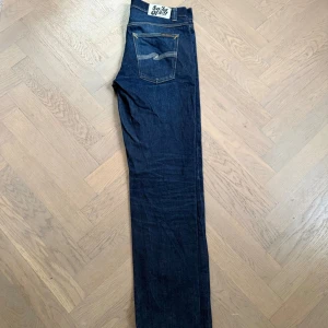  Solid Ollie Nudie Jeans, 31/32 - Solid Ollie The First från Nudie Jeans. Slim fit, mid waist, button fly. 