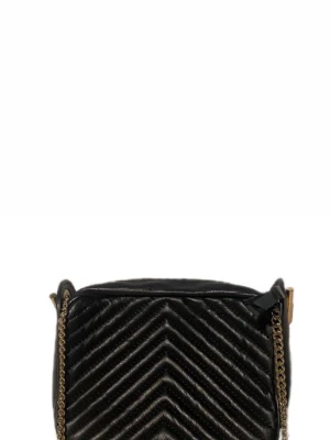 Svart quiltad axelväska med kedja - Snygg svart axelväska med quiltad yta i chevronmönster och guldfärgad kedja som axelrem. Väskan är tillverkad i skinn och har en kompakt, rundad form med dragkedja upptill. Perfekt för att bära dina essentials och ge din outfit en cool touch.