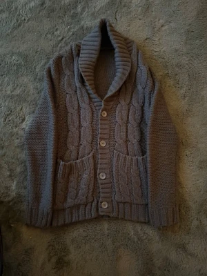 Stickad cardigan  - Stickad cardigan ! Nästan helt ny ! Storlek M , lite långa i armarna. Färgen är marinblå / oliv grön är lite färgblind Start pris 549