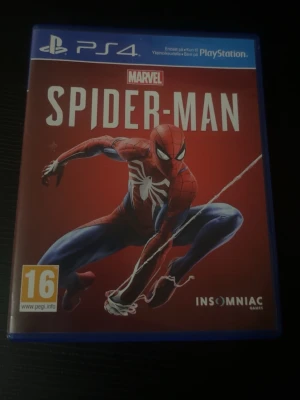 Marvel's Spider-Man (PS4) - Marvel's Spider-Man till PS4. Spännande actionspel där du spelar som Spider-Man i en öppen värld. Fodralet är i fint skick, inga synliga skador. Perfekt för dig som gillar superhjältar och äventyr.
