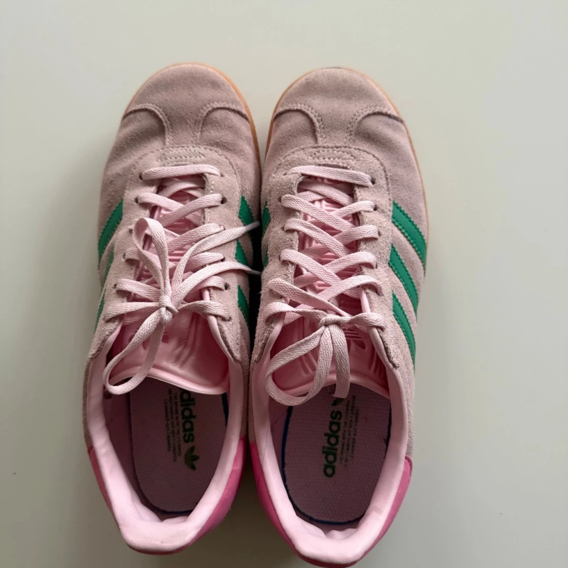 Adidas Gazelle rosa/gröna sneakers - 1