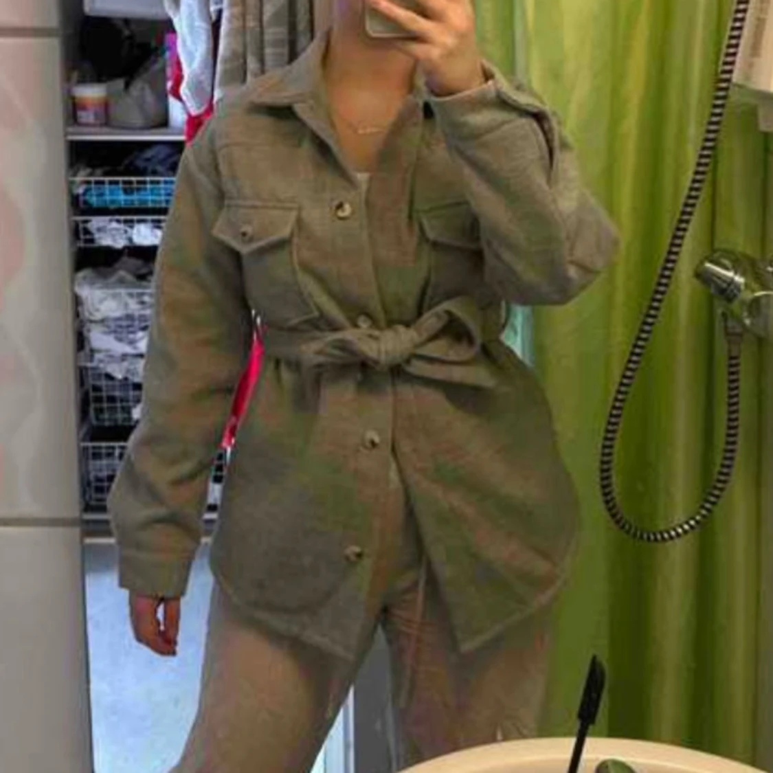 Grå overshirt med bälte - 1