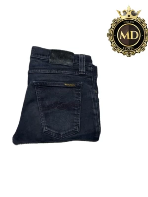 Nudie jenas svarta  - Nudie jeans | färg svart | storlek w28 | de är lite fläckar på byxorna, lätt att ta bort! | skriv vid frågor eller mer bilder! Mvh MD closet!⚜️