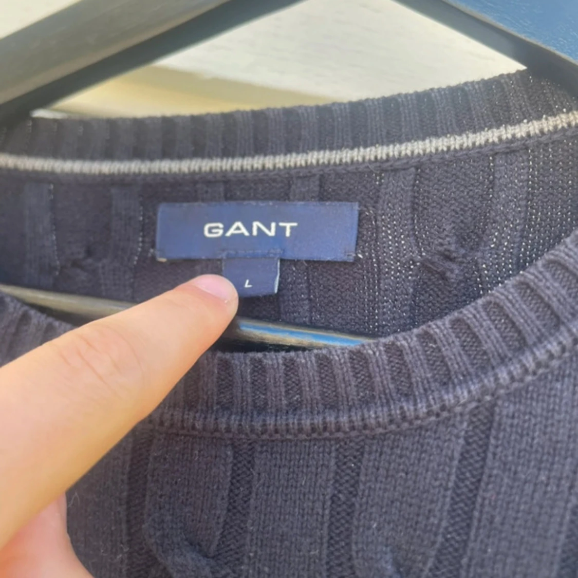 Mörkblå kabelstickad tröja från GANT - 2