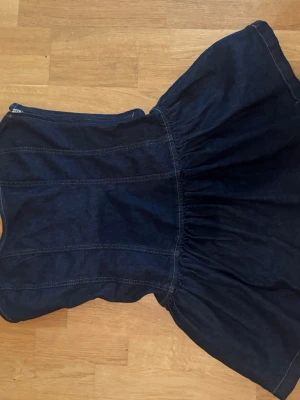 Mörkblå jeansklänning från Gina Tricot  - Superfin jeansklänning från Gina Tricot som är helt ny och oanvänd, säljer den då den tyvärr inte passar mig! 