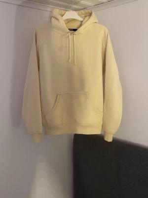 Ljusgul hoodie från bikbook - En ljusgul hoodie från bikbook i slk S. Passar till en vanlig vardag till ett par vanliga jeans eller mjukisbyxor. Skulle säga att hoodien passar mer som en Xs