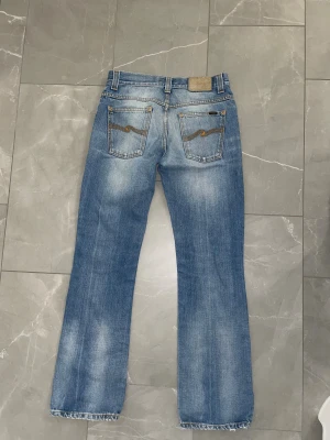 Blåa nudie jeans - Säljer ett par shyssta nudie jeans i storlek: W30-L32. Skick:8,5/10=mycket bra. Priset kan självklart diskuteras och tveka inte på att höra av er om ni har några frågor. Tar även emot byten på alla mina annonser