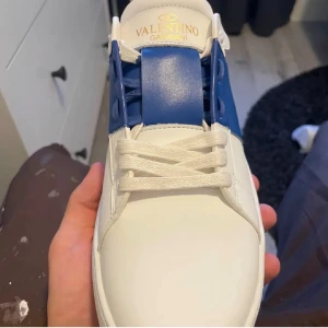 Valentino Garavani sneakers blå/vit - Snygga valentino skor, hör av dig om du undrar något. Fraktar direkt. Komme rmed en röd Valentino låda