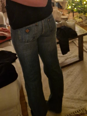 Abrand jeans - Skit snygga jeans från Abrand! Nya modet är ju raka jeans med låg midja och de är dessa. Om man har smalare lår än mig sitter dom ju lösare och ger en mer sån look men ja, jag är öppen för prisförslag!!