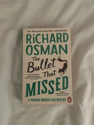 The Bullet That Missed - Bok av Richard Osman. Välj gärna Instabox om du har möjlighet!