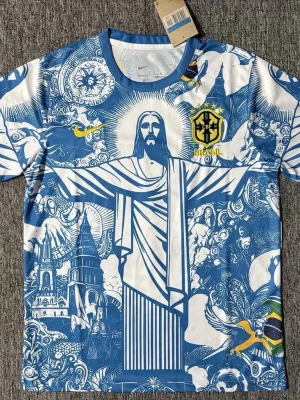 Blå Brasilien t-shirt från Nike - Unik blå och vit t-shirt från Nike med Brasilien-tema och stort tryck av Kristusstatyn samt brasilianska symboler. T-shirten har korta ärmar, rund hals och Brasilien-emblem på bröstet. Perfekt för dig som älskar fotboll och vill sticka ut. ALLA STORLEKAR FINNS!