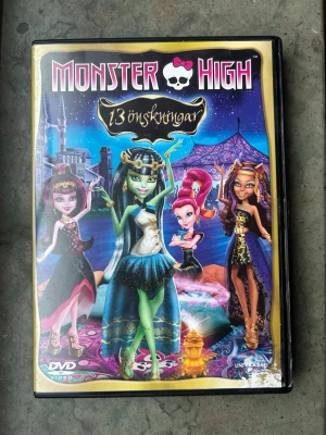 Monster high - 13 önskningar - Monster High filmen 13 Önskningar på DVD. Perfekt för Monster High-fans!  Finns på språk: Svenska, Danska, Norska, Finska, Engelska.  OBS!! skivorna är begagnade så det kan förekomma repor/hairlines på skivorna, men då jag kollar igenom alla filmer jag säljer garanterar jag att alla funkar felfritt om inget annat står! :)