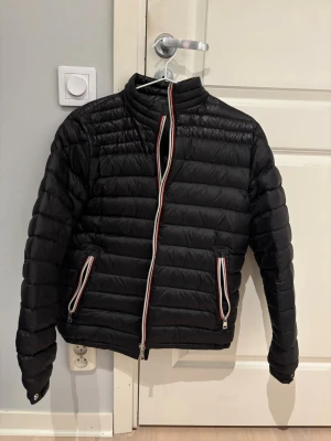 Moncler jacka - Säljer denna skit snygga moncler jackan i str 1/s pga för liten, enda defekten är att dragkedjan är sönder men de går lätt att fixa, priset är ej hugget i sten, hör gärna av vid fler frågor och intresse
