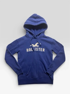Hollister Hoodie XS - Tja! Säljer nu denna feta Hollister Hoodie i storlek XS. Den är i mycket bra skick utan några defekter. Hör av dig om du undrar något!