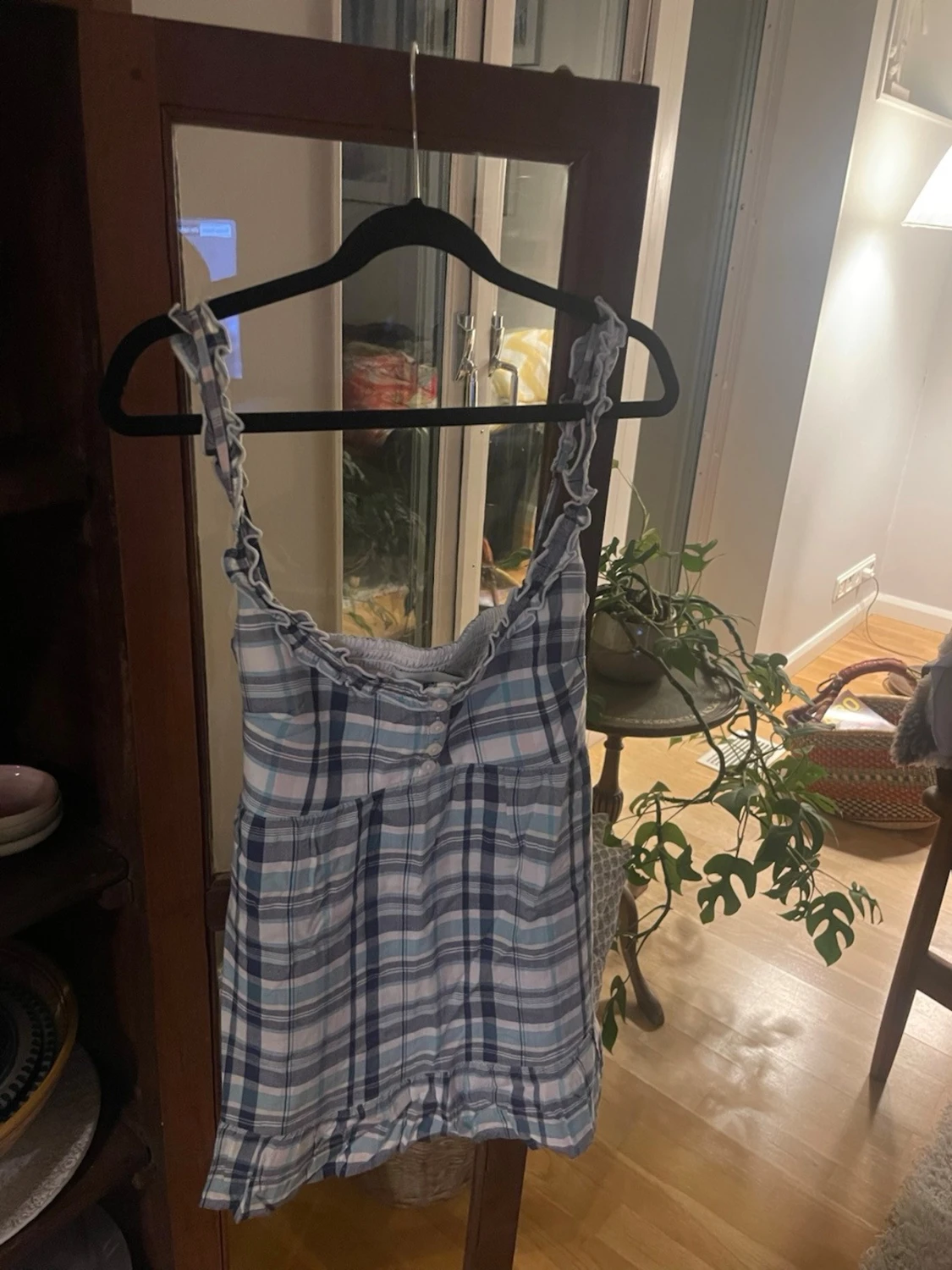 Rutig linnetopp med volangdetaljer