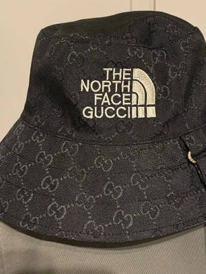 Gucci x tnf hatt - Snygg och fräsch ca 4 år gammal. Den är tvättad och ren. 