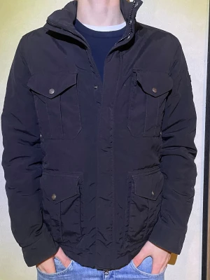 Woolrich fieldjacka - Tjena, säljer denna sjukt sällsynta field jacka. Den är i storlek S och modellen är 182cm. Den är sjukt bra skick och perfekt för kalla dagar. Hör av dig vid funderingar!🙌
