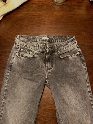 Jeans NELLY  - Ett par lågmidjade jeans från Nelly. ”Low waist straight leg jeans”. Skitsnygga men kommer inte så mycket till användning… 