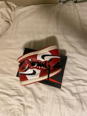 Jordan 1 High Chicago 2015  - Säljer nu mina j1 Chicago original som jag ej använder mer tyvärr, storlek 42 som har använts lite, självklart kan tvättas av behov