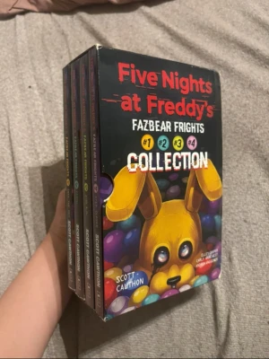 Five Nights at Freddy’s – Fazbear Frights Collection (#1–4) - ⚠️ Condition note (important): 	•	The first book has some damage on the cover 	•	The box also has visible wear 👉 Only the covers are affected — the inside of all books is in excellent condition ✔️ No stains ✔️ No smell ✔️ No ripped or damaged pages ✔️ Clean, well cared for  All visible wear is clearly shown in the pictures, so please check them carefully.  📖 Inside quality: top condition 📸 I’ve included many photos so you can see everything clearly