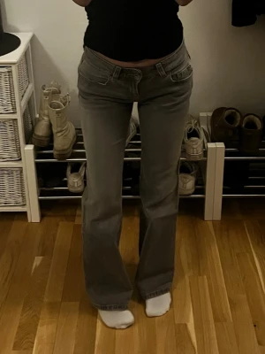 Gråa bootcut jeans från Perfect Jeans - Säljer ett par gråa bootcut jeans från Gina tricot. Jeansen har låg midja och raka ben med utsvängning. Materialet är denim i bomull och de har en avslappnad vibe som passar till många olika stilar.