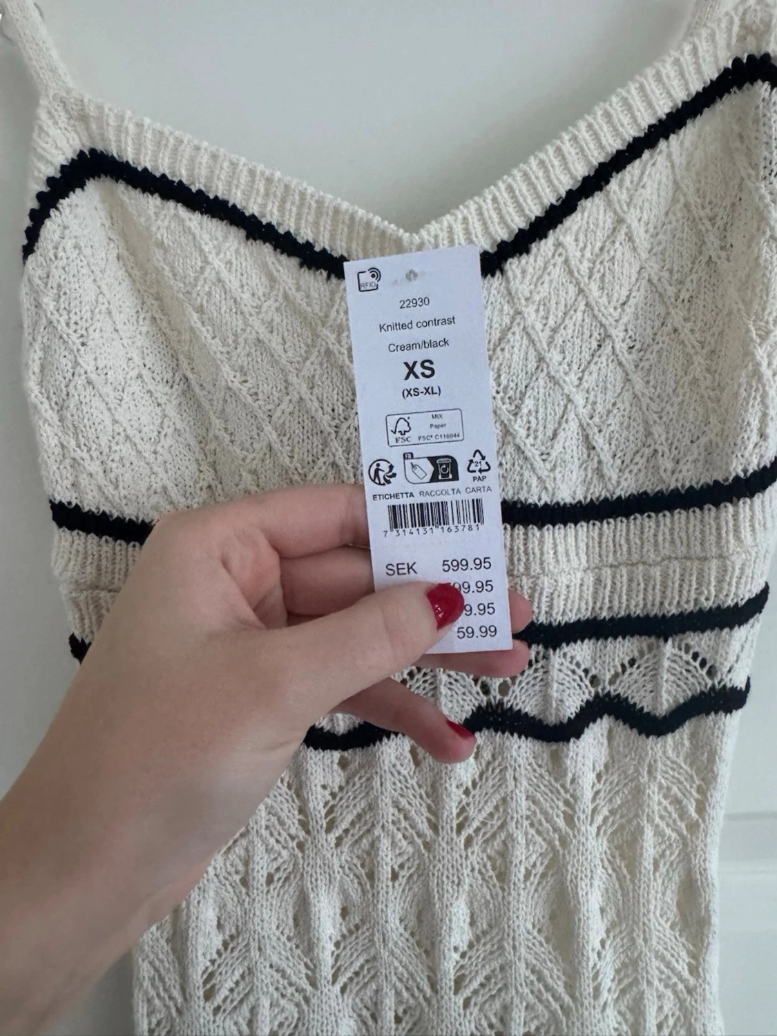 Vit lång stickad klänning med svarta detaljer - 2