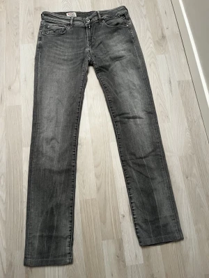Grå slim fit jeans från Replay - Säljer ett par grå slim fit jeans från Replay dem är i storlek W29 L32 och i fint skick bara att höra av er vid frågor