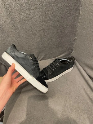 Lanvin - Svarta snygga skor från lanvin i storlek 41 (UK 6) skorna har små tecken på användning. Sulan är sidorna på sulan är uppfräschade medan själva sulan inte är det (se på bild 2) märks ingenting vid användning. Skorna kostar runt 5000 nypris. Skriv vid frågor, pris kan diskuteras🤝