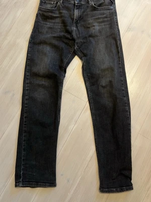 Replay svarta jeans - Säljer ett par svarta jeans från Replay med klassisk femficksmodell och raka ben. Jeansen har en mörk tvätt och är tillverkade i slitstarkt bomullsmaterial. Perfekta för dig som gillar en enkel och tidlös look. Vill man se passformen rekommenderar jag att man söker upp replay thad jeans för det är modellens namn! Kan diskutera pris. Skulle säga att de passar någon mellan 168-170 och de är Thad i designen
