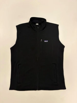 Svart Patagonia fleece väst - Svarta Patagonia fleece väst //  Storlek L //  Mycket bra skick //  Skriv vid mista fråga eller fundering🤝