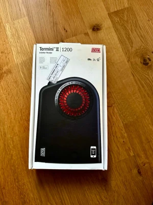 DEFA Termini II 1200 kupévärmare - Säljer en svart DEFA Termini II 1200 kupévärmare med röd fläkt, perfekt för att värma upp bilen snabbt. Kompakt design i plast med tydlig DEFA-logga och medföljande elkabel. Enkel att använda och smidig att placera i bilen. Den är liten,tystgående och mycket effektiv. Perfekt för vinterklimat. Nyskick