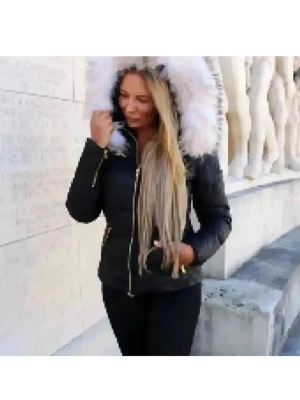Rockandblue jacka❤️ - Snygg svart dunjacka med figurnära passform och stor huva med vit fuskpäls. Jackan har dragkedja i guld och sidofickor. Perfekt för kalla vinterdagar och ger en trendig look. Passar även s