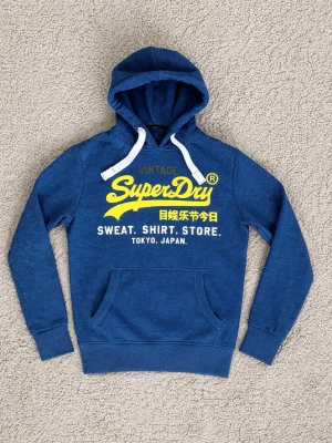 Superdry Hoodie - Blå Superdry Hoodie - Tröjan är i fantastiskt skick - Storlek: M - Pris: 349 - Först till Kvarn!