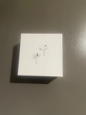 AirPods Pro 2nd generation - Säljer ett par AirPods Pro (2nd generation) pga att de inte längre används. Nästan helt oanvända. Funkar felfritt och återställda. Snabb leverans och pris kan diskuteras vid snabbt köp!