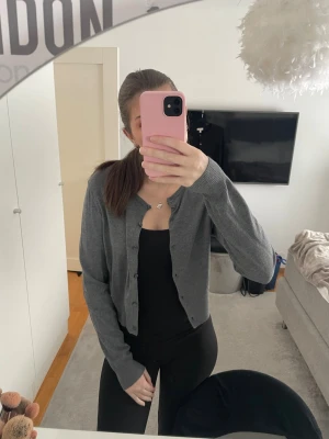 Grå kofta - Grå finstickad kofta från H&M i strl S. Knappt använd