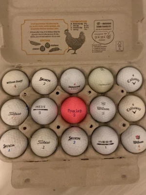 Blandade golfbolla - Säljer ett gäng blandade golfbollar från märken som Titleist, Srixon, Callaway, Wilson, Inesis och Flying Lady. Bollarna är vita och en är rosa, alla med olika nummer och loggor. Perfekt för dig som vill fylla på golfbagen med extra bollar. Bra bollar för sjukt bra pris för billigare frakt så kan ni köpa bundel med mina andra anonser på golfbollar.