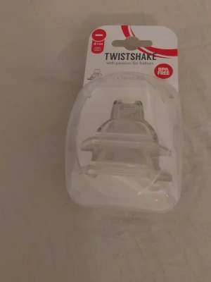 Twistshake pipspene till flaska - Transparent pipspene från Twistshake, tillverkad i silikon och BPA-fri. Passar till Twistshake-flaskor och är avsedd för barn från 4 månader och uppåt. Perfekt för att göra flaskan till en pipmugg.
