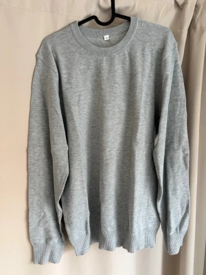 Ljusgrå basic stickad tröja från nuvéclothing - Fin sweatshirt i merino ull. Dessa är ifrån nuvéclothing och begränsat antal. Har dessa i storlek M och L. 3 olika färger, grå, mörkblå, beige. Desto mer du köper desto billigare blir det, går att kombinera 2 tröjor och så får man 50% på den andra tröjan. Bara höra av sig vid frågor!