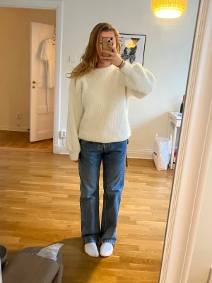 Low waist bootcut - Raka jeans från Weekday i mycket gott skick! Använd ett fåtal gånger 👍🏻