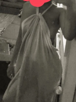 Rosa axelbandslös omlottklänning - Säljer en ljus, axelbandslös omlottklänning med knyt i nacken. Klänningen har en lös passform och faller snyggt längs kroppen. Perfekt för varma dagar och enkel att styla med accessoarer. Skriv för flera bilder .obs skriv före köp och pris kan diskuteras 