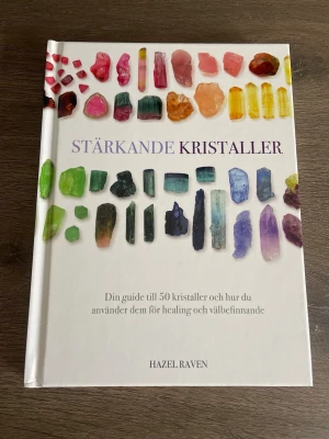 Stärkande Kristaller av Hazel Raven - Boken beskriver 50 olika kristaller och vad dessa är bra för. Rekommenderar starkt om man är intresserad av kristaller, otroligt fina bilder och spännande guidning! Köpt på Ica Maxi.