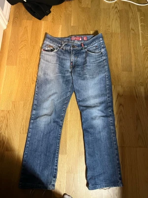 Lrg jeans - Säljer ett par väldigt sällsynta Lrg jeans i vintage stil i straight passform o mycket bra skick! Modellen på bilden är 183 lång, vid frågor är det bara att hojta till!