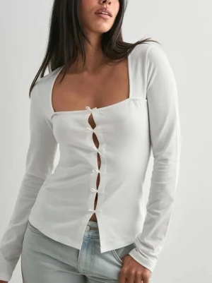 Vit topp med rosetter nelly - Mycket bra skick, inga defekter 