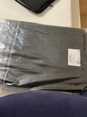 Svart laptopfodral 14-15,4 tum - Snyggt och stilrent svart laptopfodral som passar datorer mellan 14 och 15,4 tum. Fodralet har en slimmad design och är gjort i ett mjukt material som skyddar din dator mot repor och stötar. Perfekt att ha med i väskan eller under armen.